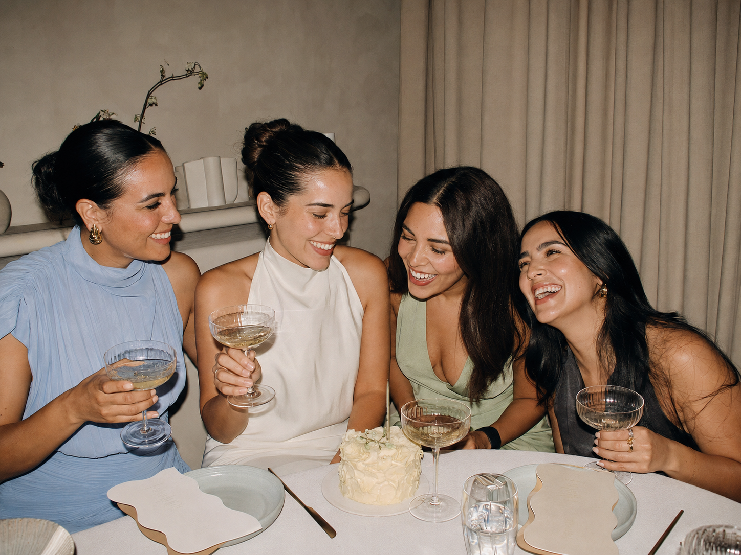 Amigas celebrando juntas en una cena íntima